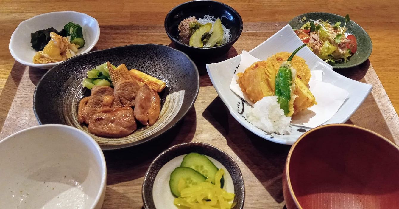 おはようございます今日のランチは勿論コレ️二刀流御膳蓮根と筍の海老真丈挟み揚げ🥩鴨ステーキ本日もお待ち申し上げ‍♂️‍♀️そして、二重箱オードブルもご予約お待ち申し上げ‍♂️#東京#吉祥寺#居酒屋#ランチ#お昼ごはん#日替わりランチ#毎日変わるおかず#副菜も色々#炊きたてごはん#二刀流御膳#蓮根と筍の海老真丈挟み揚げ#鴨ステーキ#お刺身#お味噌汁#オードブル#あぶり処武蔵ランチ#あぶり処武蔵
