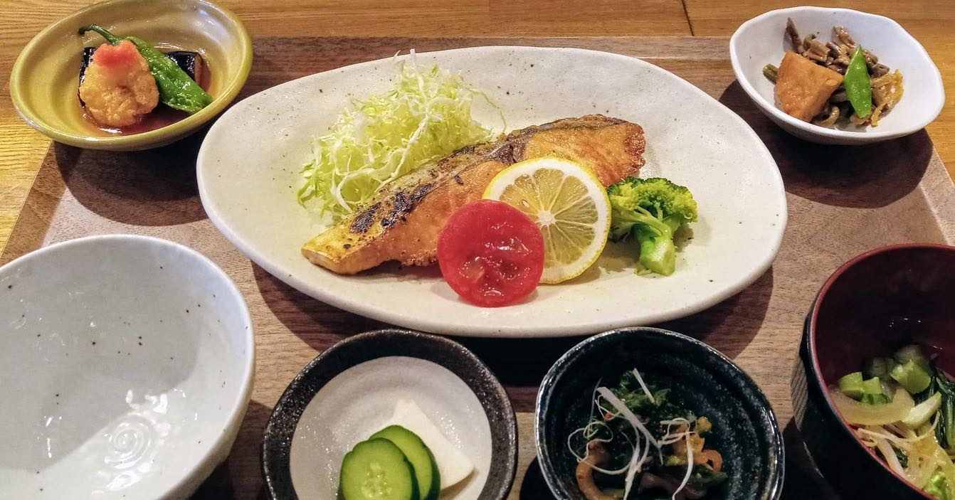 おはようございます今日のランチはコレ️サワラのバター醤油ソテー🥩メンチカツ本日もお待ち申し上げ‍♂️‍♀️#東京#吉祥寺#居酒屋#ランチ#お昼ごはん#日替わりランチ#毎日変わるおかず#副菜も色々#炊きたてごはん#サワラのバター醤油ソテー#メンチカツ#お刺身#お味噌汁#あぶり処武蔵ランチ#あぶり処武蔵