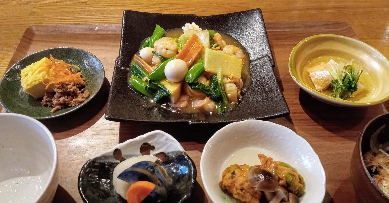 おはようございます今日のランチはコレ️海鮮八宝菜🥩棒棒鶏本日もお待ち申し上げ‍♂️‍♀️#東京#吉祥寺#居酒屋#ランチ#お昼ごはん#日替わりランチ#毎日変わるおかず#副菜も色々#炊きたてごはん#海鮮八宝菜#棒棒鶏#お刺身#お味噌汁#あぶり処武蔵ランチ#あぶり処武蔵