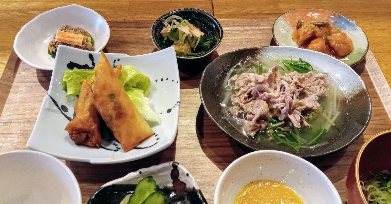 おはようございます今日のランチは勿論コレ️二刀流御膳海鮮春巻き🥩牛しゃぶ本日もお待ち申し上げ‍♂️‍♀️そして、二重箱オードブルのご予約もお待ち申し上げ‍♂️#東京#吉祥寺#居酒屋#ランチ#お昼ごはん#日替わりランチ#毎日変わるおかず#副菜も色々#炊きたてごはん#海鮮春巻き#牛しゃぶ#お刺身#お味噌汁#二刀流御膳#オードブル#お惣菜#テイクアウト#あぶり処武蔵ランチ#あぶり処武蔵