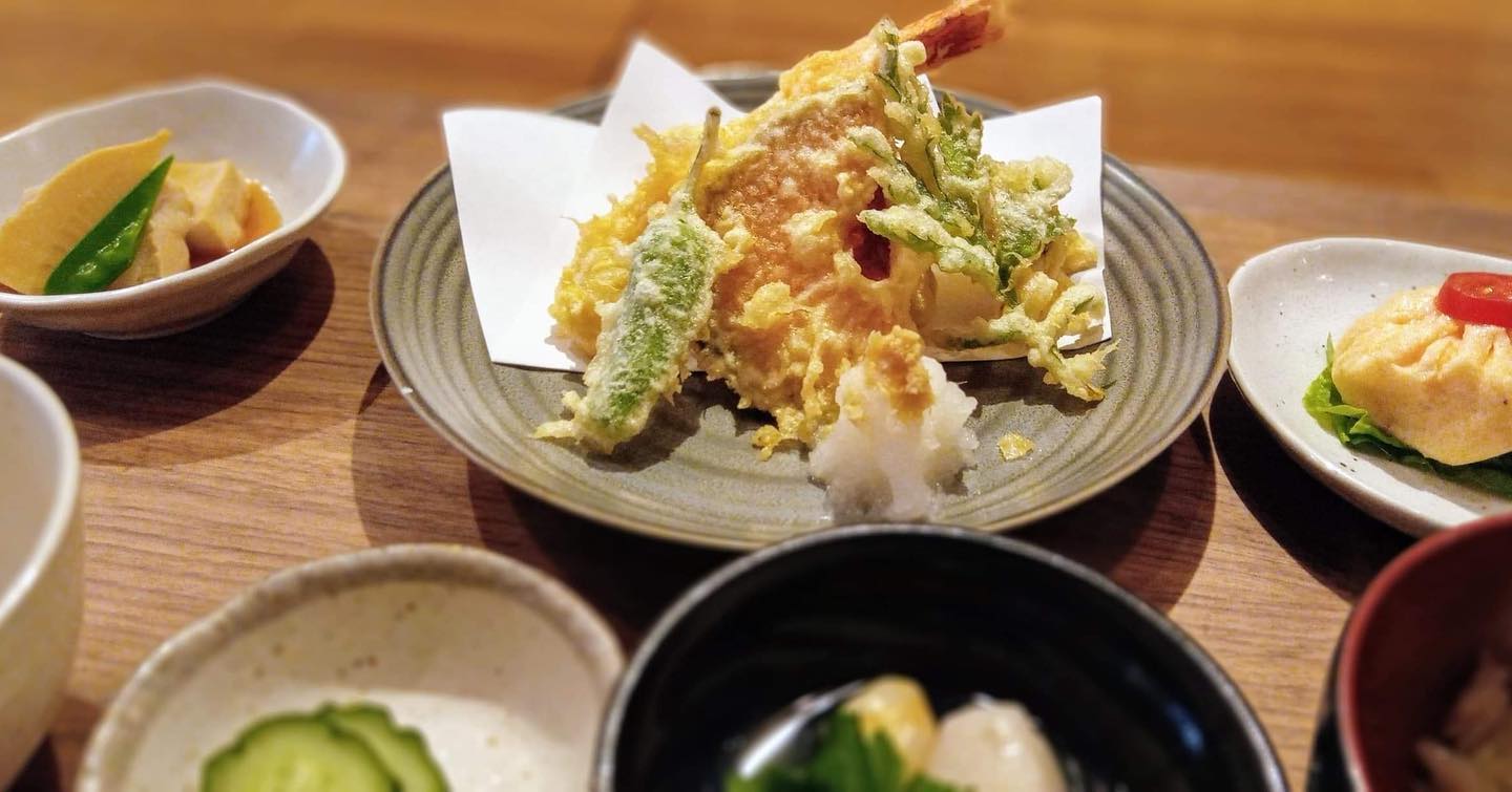 おはようございます今日のランチはコレ️天ぷら盛り合わせ(海老、穴子、野菜)🥩牛肉もやし炒め本日もお待ち申し上げ‍♂️‍♀️#東京#吉祥寺#居酒屋#ランチ#お昼ごはん#日替わりランチ#毎日変わるおかず#炊きたてごはん#天ぷら盛り合わせ#牛肉もやし炒め#お刺身#お味噌汁#あぶり処武蔵ランチ#あぶり処武蔵