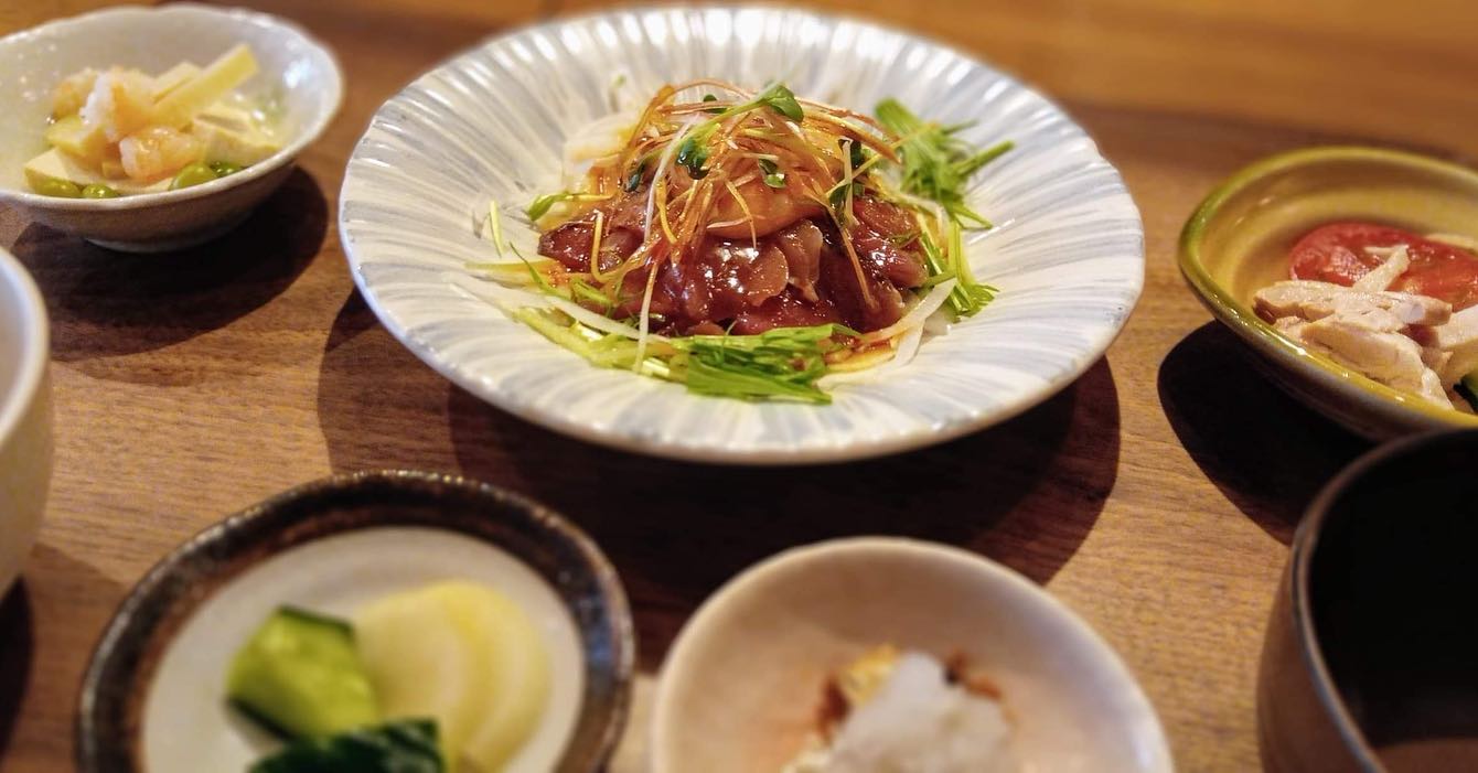 おはようございます今日のランチはコレ️カツオのユッケ🥩牛ミルフィーユカツ本日もお待ち申し上げ‍♂️‍♀️#東京#吉祥寺#居酒屋#ランチ#お昼ごはん#日替わりランチ#毎日変わるおかず#副菜も色々#炊きたてごはん#カツオのユッケ#牛ミルフィーユカツ#お刺身#お味噌汁#あぶり処武蔵ランチ#あぶり処武蔵