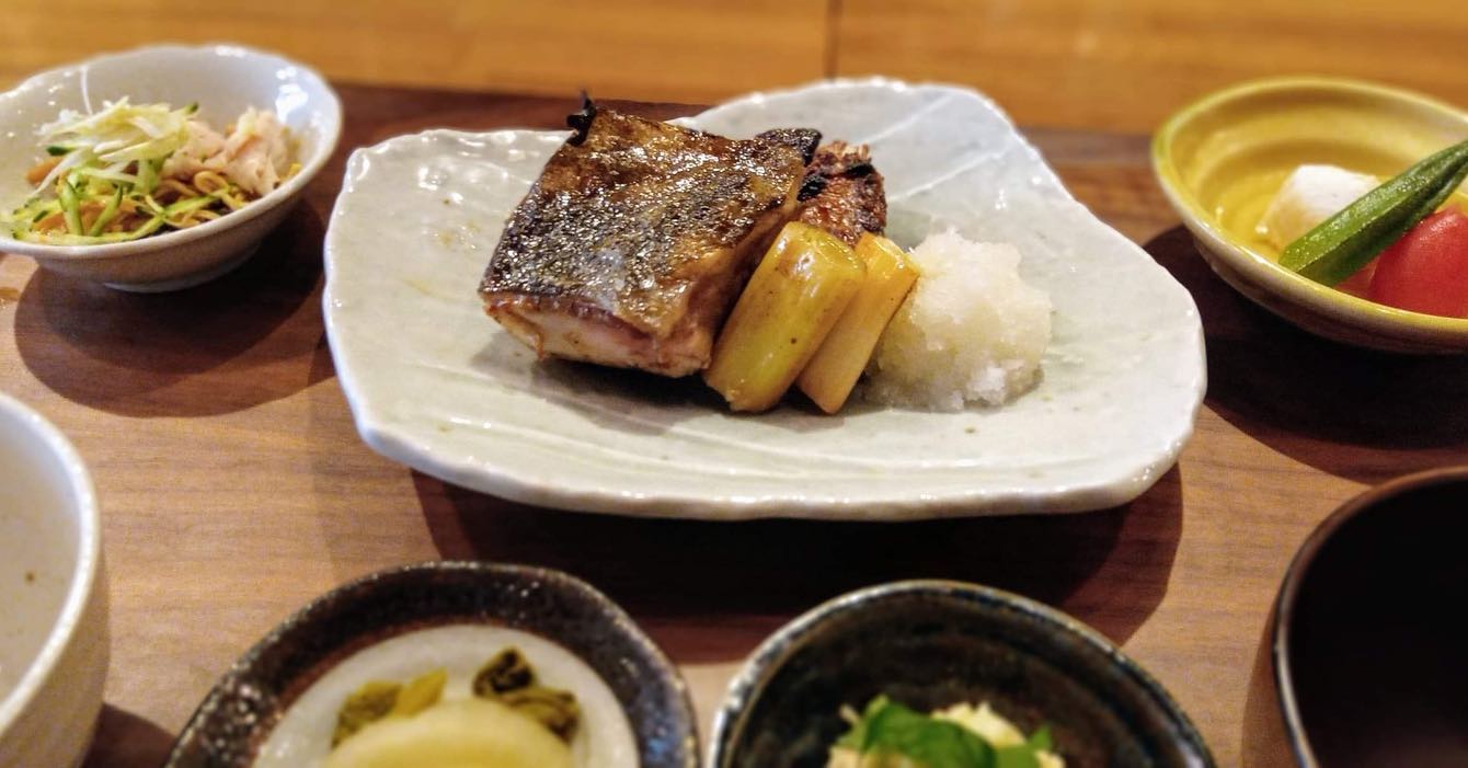 おはようございます5月最後のランチはコレ️ブリかま炭火焼き🥩豚の角煮本日もお待ち申し上げ‍♂️‍♀️#東京#吉祥寺#居酒屋#ランチ#お昼ごはん#日替わりランチ#毎日変わるおかず#副菜も色々#炊きたてごはん#ブリかま炭火焼き#豚の角煮#お刺身#お味噌汁#あぶり処武蔵ランチ#あぶり処武蔵
