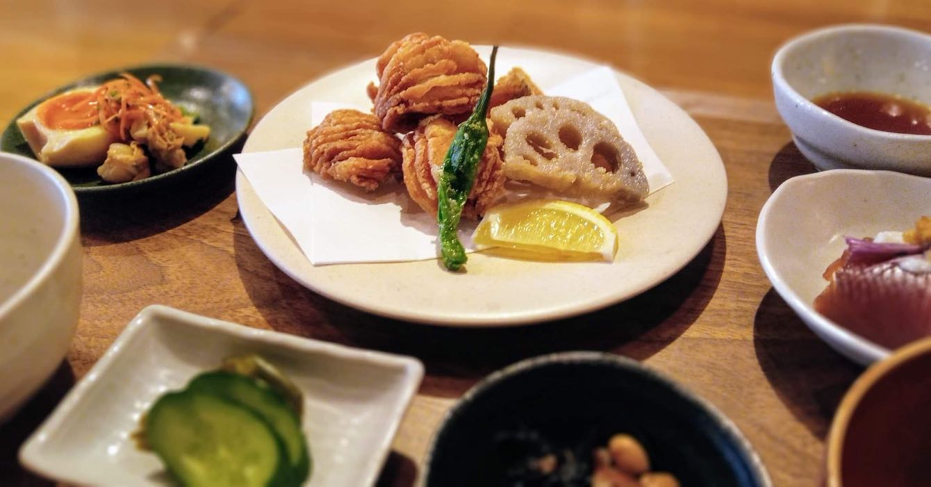おはようございます今日のランチはコレ️アイナメの唐揚げ🥩ローストポーク本日もお待ち申し上げ‍♂️‍♀️#東京#吉祥寺#居酒屋#ランチ#お昼ごはん#日替わりランチ#毎日変わるおかず#副菜も色々#炊きたてごはん#アイナメの唐揚げ#ローストポーク#お刺身#お味噌汁#あぶり処武蔵ランチ#あぶり処武蔵