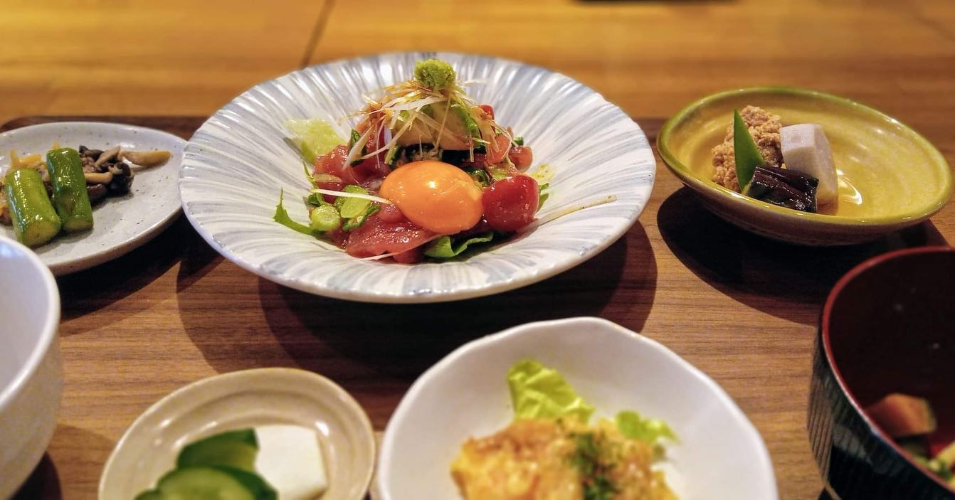 おはようございます今日のランチはコレ️マグロのたたき🥩豚ヒレカツ煮本日もお待ち申し上げ‍♂️‍♀️#東京#吉祥寺#居酒屋#ランチ#お昼ごはん#日替わりランチ#毎日変わるおかず#副菜も色々#炊きたてごはん#マグロのたたき#豚ヒレカツ煮#お刺身#お味噌汁#あぶり処武蔵ランチ#あぶり処武蔵
