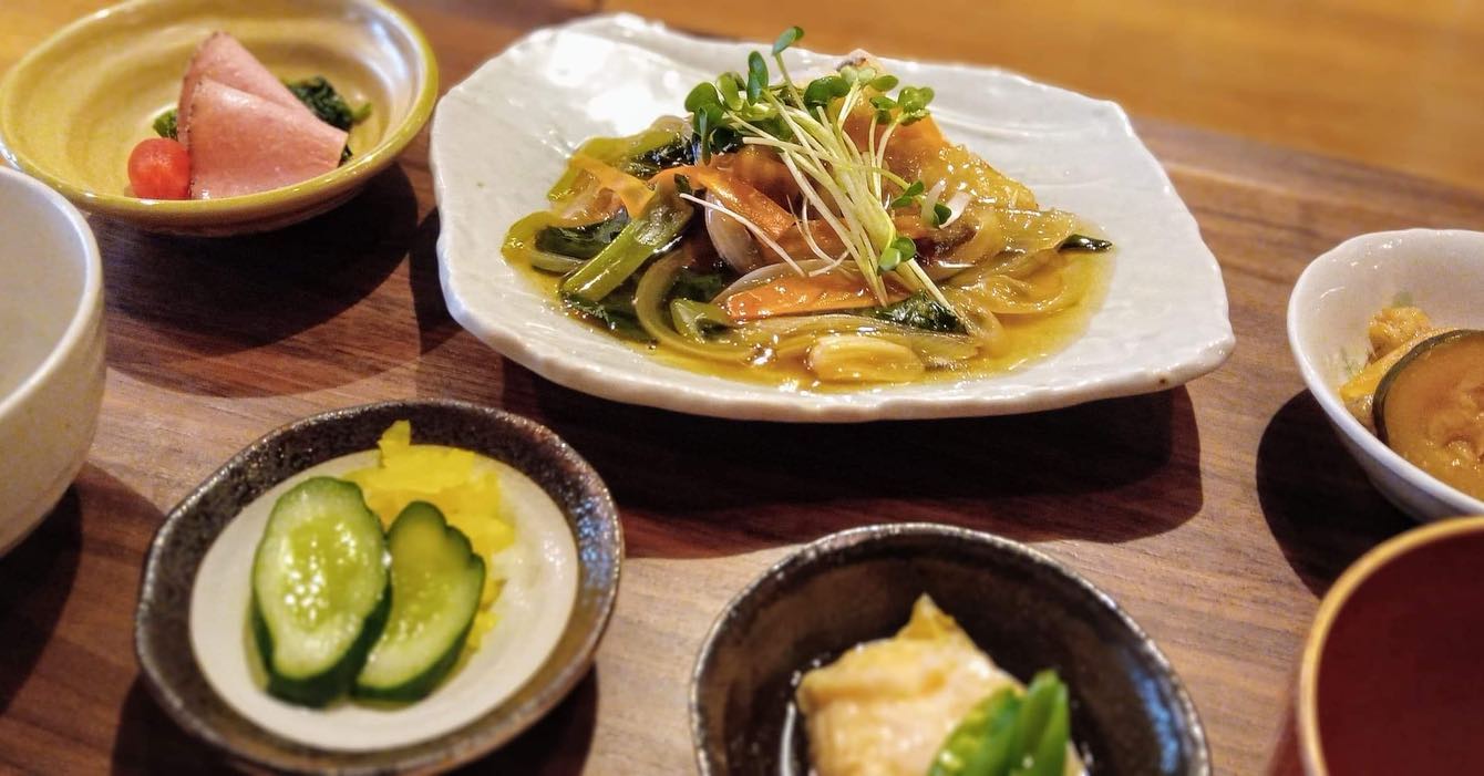 おはようございます今日のランチはコレ️鱈の唐揚げ野菜あん掛け🥩おろしハンバ〜〜〜グ本日もお待ち申し上げ‍♂️‍♀️#東京#吉祥寺#居酒屋#ランチ#お昼ごはん#日替わりランチ#毎日変わるおかず#副菜も色々#炊きたてごはん#鱈の唐揚げ野菜あん掛け#おろしハンバーグ#お刺身#お味噌汁#あぶり処武蔵ランチ#あぶり処武蔵