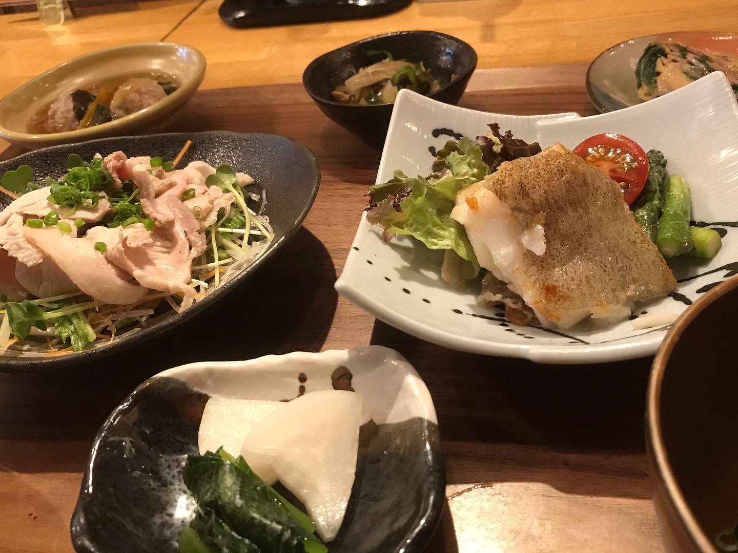 おはようございます今日のランチは勿論コレ️二刀流御膳カレイのバター醤油焼き🥩豚ロース冷しゃぶそして、二重箱オードブル本日もお待ち申し上げ‍♂️‍♂️‍♀️#東京#吉祥寺#居酒屋#ランチ#お昼ごはん#日替わりランチ#毎日変わるおかず#副菜も色々#炊きたてごはん#二刀流御膳#カレイのバター醤油焼き#豚ロース冷しゃぶ#お刺身#お味噌汁#二重箱オードブル#あぶり処武蔵ランチ#あぶり処武蔵テイクアウト#あぶり処武蔵