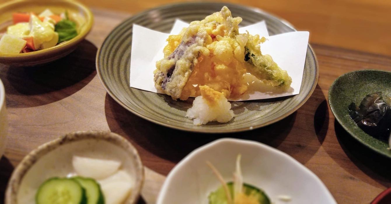 おはようございます今日のランチはコレ️天ぷら盛り合わせ(海老、穴子、野菜)🥩チキンステーキ本日もお待ち申し上げ‍♂️‍♀️#東京#吉祥寺#居酒屋#ランチ#お昼ごはん#日替わりランチ#毎日変わるおかず#副菜も色々#炊きたてごはん#天ぷら盛り合わせ#チキンステーキ#お刺身#お味噌汁#あぶり処武蔵ランチ#あぶり処武蔵