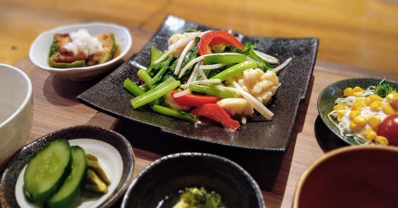 おはようございます今日のランチはコレ️イカと青菜の塩炒め🥩牛皿本日もお待ち申し上げ‍♂️‍♀️#東京#吉祥寺#居酒屋#ランチ#お昼ごはん#日替わりランチ#毎日変わるおかず#副菜も色々#炊きたてごはん#イカと青菜の塩炒め#牛皿#お刺身#お味噌汁#あぶり処武蔵ランチ#あぶり処武蔵