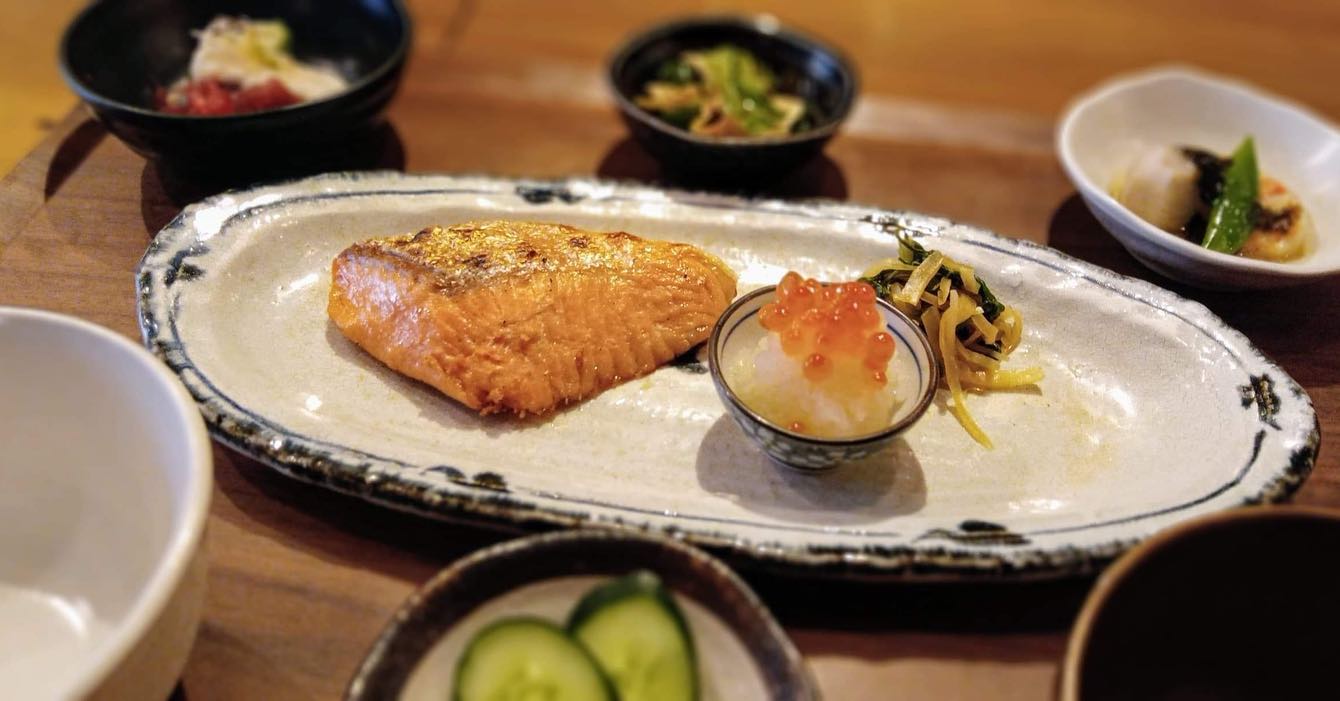 おはようございます今日のランチはコレ️銀鮭の炭火焼き&イクラおろし🥩豚ロース味噌炒め本日もお待ち申し上げ‍♂️‍♀️#東京#吉祥寺#居酒屋#ランチ#お昼ごはん#日替わりランチ#毎日変わるおかず#副菜も色々#炊きたてごはん#銀鮭の炭火焼き#イクラおろし#豚ロース味噌炒め#お刺身#お味噌汁#お吸い物#あぶり処武蔵ランチ#あぶり処武蔵