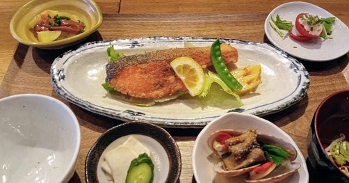 おはようございます今日のランチはコレ️サーモンのムニエル🥩牛カルビ焼き肉本日もお待ち申し上げ‍♂️‍♀️‍♀️#東京#吉祥寺#居酒屋#ランチ#お昼ごはん#日替わりランチ#毎日変わるおかず#副菜も色々#炊きたてごはん#サーモンのムニエル#牛カルビ焼き肉#お刺身#お味噌汁#あぶり処武蔵ランチ#あぶり処武蔵