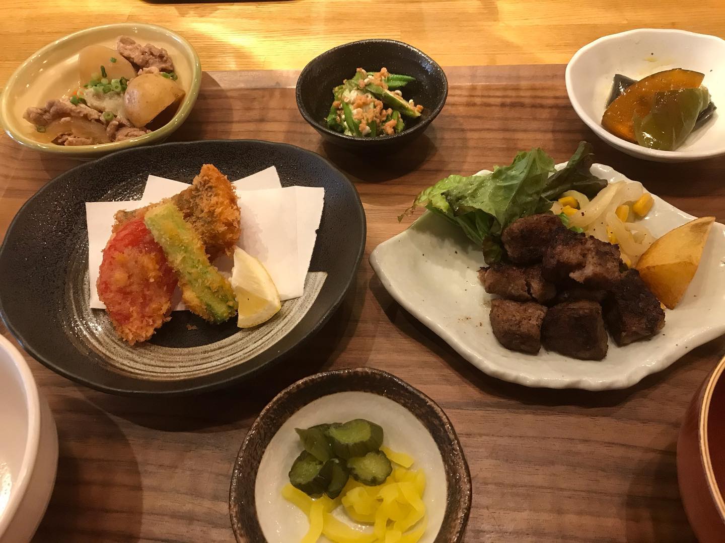 おはようございます今日のランチは勿論コレ️二刀流御膳イサキと夏野菜(トマトアスパラ)のフライ🥩サイコロステーキそして、晩酌のお供に二重箱オードブルというわけで本日もお待ち申し上げ‍♂️‍♂️‍♀️#東京#吉祥寺#居酒屋#ランチ#お昼ごはん#日替わりランチ#毎日変わるおかず#副菜も色々#炊きたてごはん#二刀流御膳#イサキフライ#夏野菜フライ#サイコロステーキ #お刺身#お味噌汁#オードブル#テイクアウト#あぶり処武蔵ランチ#あぶり処武蔵オードブル#あぶり処武蔵