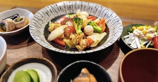 おはようございます今日のランチはコレ️海鮮八宝菜🥩照り玉チキン本日もお待ち申し上げ^_^‍♂️‍♀️‍♀️#東京#吉祥寺#居酒屋#ランチ#お昼ごはん#日替わりランチ#毎日変わるおかず#副菜も色々#炊きたてごはん#海鮮八宝菜#照り玉チキン#お刺身#お味噌汁#あぶり処武蔵ランチ#あぶり処武蔵