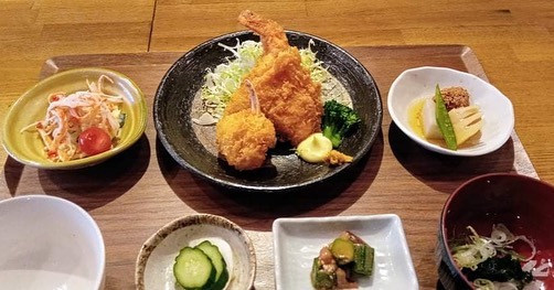 おはようございます今日のランチはコレ️ミックスフライ(海老、蟹爪、鮭)🥩ハンバーグステーキ本日もお待ち申し上げ‍♂️‍♂️‍♀️#東京#吉祥寺#居酒屋#ランチ#お昼ごはん#日替わりランチ#毎日変わるおかず#副菜も色々#炊きたてごはん#ミックスフライ#ハンバーグ#お刺身#お味噌汁#あぶり処武蔵ランチ#あぶり処武蔵