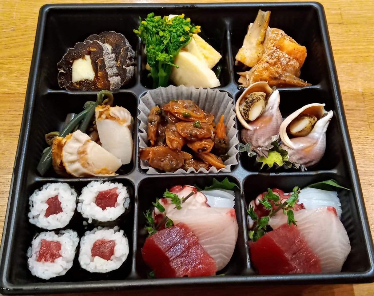 本日のランチも多くの方にお越しいただき‍♂️そしてまだまだお惣菜、二重箱オードブルのご予約承っております自分で仕入れたJAPANを自分で消費するにはそろそろ限界ですが今日も飲みます今日飲むならコレ️風の森　夏の夜空今年の夏の夜空はアルコールが10度の低アル瑞々しさがあり、五味を整える為に計算し尽くされた酒質設計は素晴らしいの一言飲み疲れの僕でもまたエンジンがかかってしまうかも🤔というわけで、テイクアウトまだまだご予約お待ち申し上げ‍♂️#東京#吉祥寺#居酒屋#テイクアウト#お惣菜#二重箱オードブル#オードブル#日本酒#日本酒好き#日本酒好きな人と繋がりたい #日本酒好きと繋がりたい #日本酒好き女子 #風の森夏の夜空#サケディプロマ#あぶり処武蔵