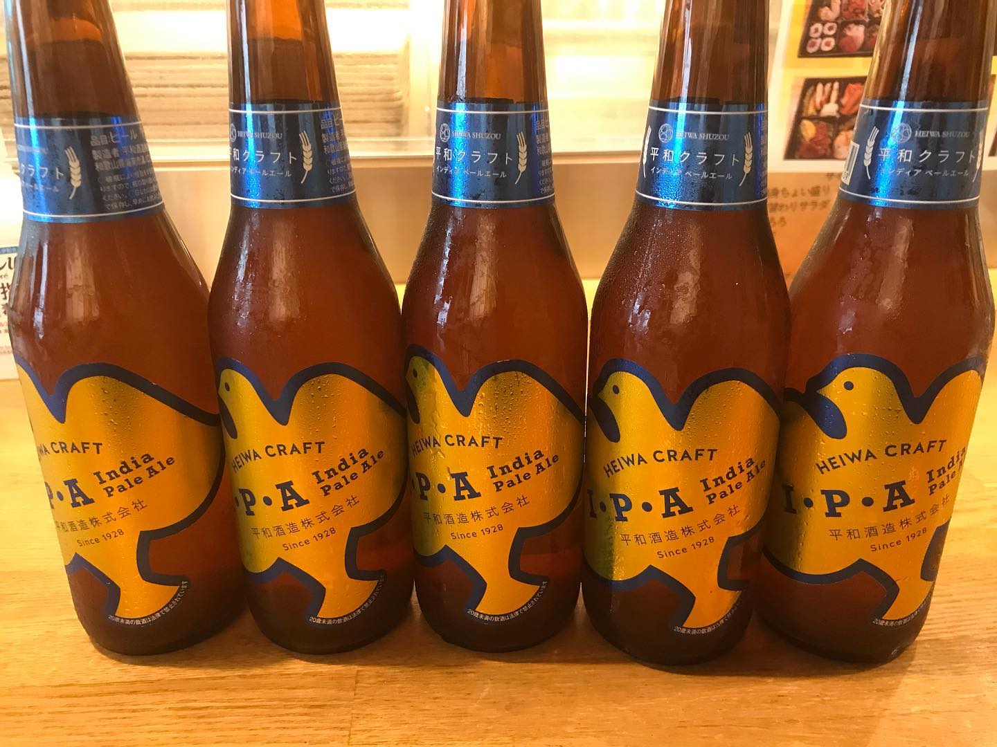本日もまだまだ二重箱オードブルのご予約承っております今日は飲んで貰いたいビールのご紹介️平和クラフトビールIPAKIDを醸す平和酒造の地ビールホップがしっかり効いて爽やかで軽快苦味もあって、まさに大人のビールからの、KIDスパークリング&ゆず二重箱オードブルといかがでしょうかでもやっぱり生ビールが飲みたいですよねぇまっ、僕はこの地ビールの生を過去に飲んでますが🥰というわけでご予約お待ち申し上げ‍♂️#東京#吉祥寺#居酒屋#テイクアウト#お惣菜#オードブル#二重箱オードブル#地ビール#平和クラフトビールipa #平和酒造#kidスパークリング#鶴梅ゆず#あぶり処武蔵