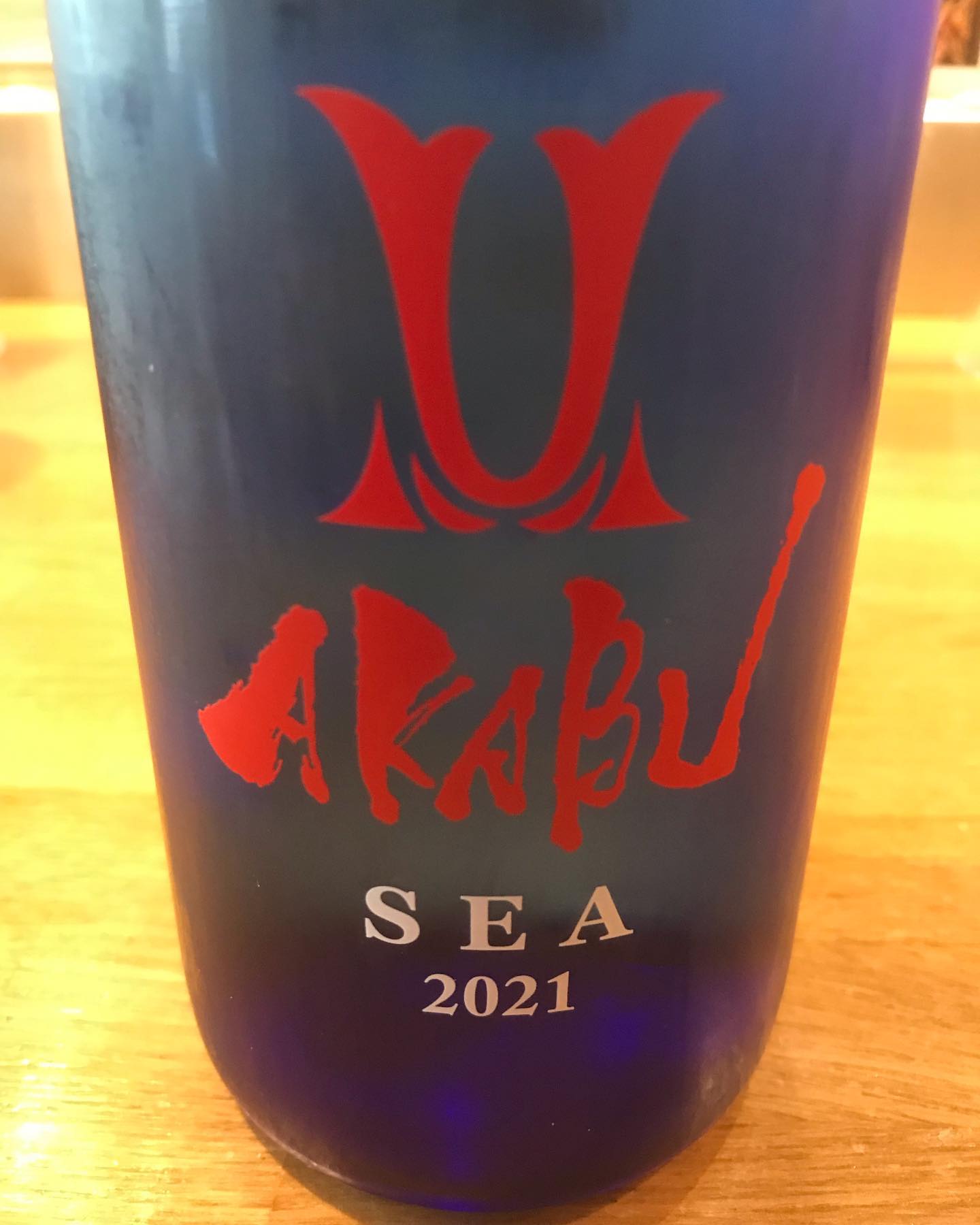 来週からは何とか営業が出来そうなこの約1ヶ月半は恐らく僕が一番JAPANを飲んだのではないかと🤔勿論今日も飲みますが今日飲むならコレ️AKABU SEAコレを見ると夏が来たなと実感します甘酸っぱく爽やかでほんのりほろ苦くキュートカジュアルに飲んで貰いたいJAPANですというわけで、まだまだ二重箱オードブルのご予約お待ち申し上げ‍♂️#東京#吉祥寺#居酒屋#テイクアウト#お惣菜#オードブル#二重箱オードブル#日本酒#日本酒好き#日本酒好きな人と繋がりたい #日本酒好きと繋がりたい #日本酒好き女子 #akabusea#akabu#サケディプロマ#あぶり処武蔵