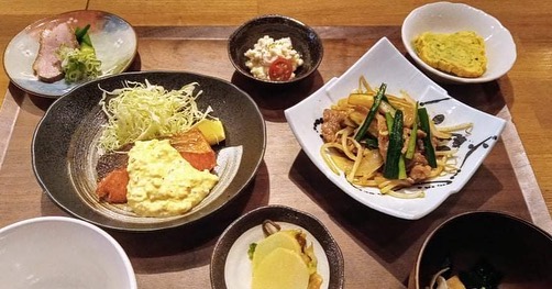 おはようございます今日のランチは勿論コレ️二刀流御膳鮭南蛮タルタルソース🥩牛カルビ肉野菜炒めそして、二重箱オードブル雨️でもお待ち申し上げ‍♂️‍♂️‍♀️#東京#吉祥寺#居酒屋#ランチ#お昼ごはん#日替わりランチ#毎日変わるおかず#副菜も色々#炊きたてごはん#二刀流御膳#鮭南蛮タルタルソース#肉野菜炒め#お刺身#お味噌汁#テイクアウト#お惣菜#オードブル#二重箱オードブル#あぶり処武蔵ランチ#あぶり処武蔵オードブル#あぶり処武蔵