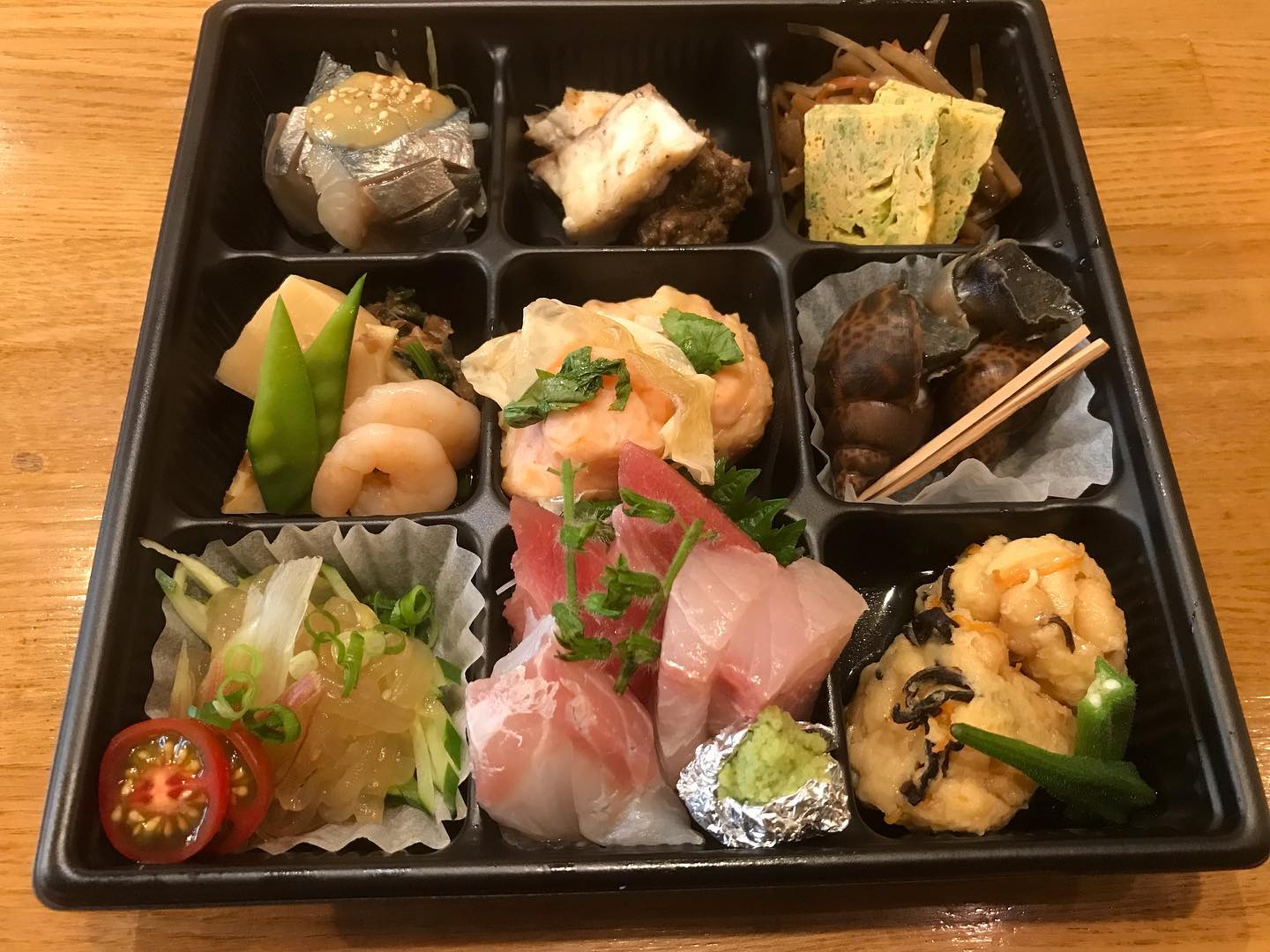 生憎の天気にも関わらず、本日のランチも多くの方にお越しいただき、お陰様で完売となりました‍♂️二重箱オードブルのご予約もいただいており、みんなでワタワタしながら作っております僕はこのJAPANを眺めてニヤニヤ今日飲むならコレ️たかちよ　とこなつむすめ🥰黄色いラベルからどんな味わいを連想するか🤔そう、トロピカル南国というわけで、まだまだ二重箱オードブルのご予約お待ち申し上げ‍♂️#東京#吉祥寺#居酒屋#テイクアウト#お惣菜#オードブル#二重箱オードブル#日本酒#日本酒好き#日本酒好きな人と繋がりたい #日本酒好きと繋がりたい #日本酒好き女子 #たかちよ#たかちよとこなつむすめ #サケディプロマ#あぶり処武蔵