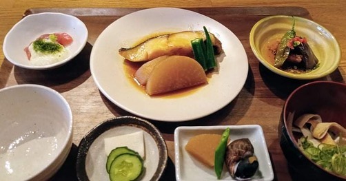 おはようございます今日のランチはコレ️銀鱈の煮付け🥩牛バラ焼き肉ランチビール飲めますよというわけで本日もお待ち申し上げ‍♂️‍♀️‍♀️#東京#吉祥寺#居酒屋#ランチ#お昼ごはん#日替わりランチ#毎日変わるおかず#副菜も色々#炊きたてごはん#銀鱈の煮付け#牛バラ焼き肉#お刺身#お味噌汁#ランチビール#あぶり処武蔵ランチ#あぶり処武蔵
