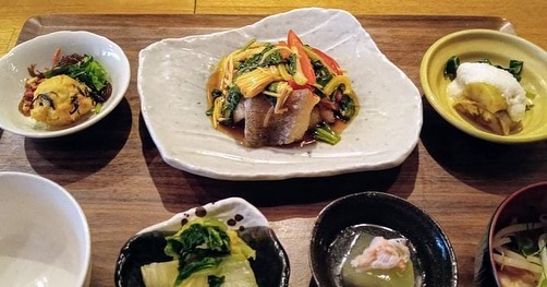 おはようございます今日のランチはコレ️カラスガレイの甘酢あん掛け🥩ビーフハンバ〜〜〜グ本日もお待ち申し上げ‍♂️‍♂️‍♀️#東京#吉祥寺#居酒屋#ランチ#お昼ごはん#日替わりランチ#毎日変わるおかず#副菜も色々#炊きたてごはん#カラスガレイの甘酢あん掛け#ビーフハンバーグ#お刺身#お味噌汁#あぶり処武蔵ランチ#あぶり処武蔵