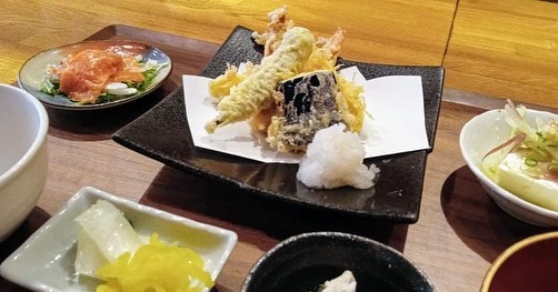 おはようございます今日のランチはコレ️天ぷら盛り合わせ(海老、赤魚、野菜)🥩鶏親子煮本日もお待ち申し上げ‍♂️‍♀️‍♀️#東京#吉祥寺#居酒屋#ランチ#お昼ごはん#日替わりランチ#毎日変わるおかず#副菜も色々#炊きたてごはん#天ぷら盛り合わせ#親子煮#お刺身#お味噌汁#あぶり処武蔵ランチ#あぶり処武蔵